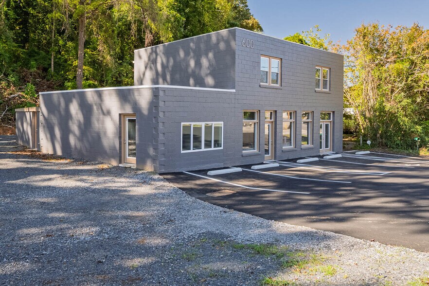 More Photos Of 600 Memorial Blvd, Martinsville Flex For Lease