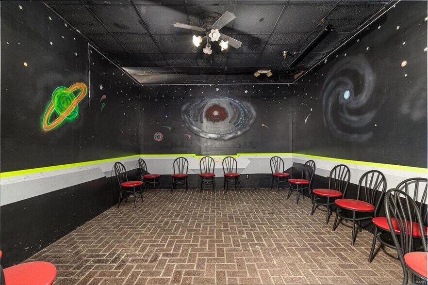 More Photos Of 512 Old Route 66, Saint Robert Showroom For Sale