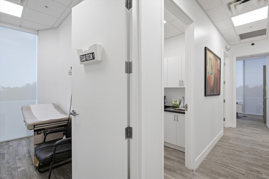 More Photos Of 10450 NW 33rd St, Doral Office For Sale