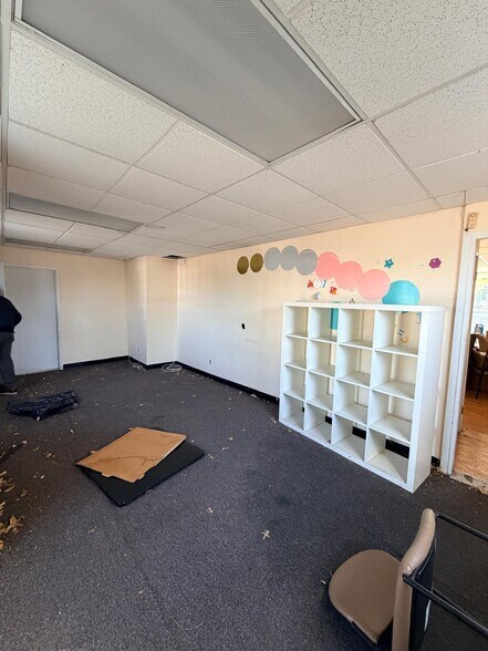 More Photos Of 27-33 Plandome Rd, Manhasset Storefront Retail Office For Lease