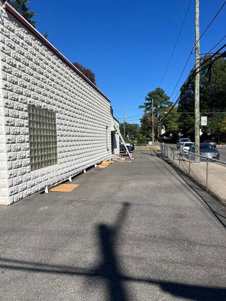 More Photos Of 4118 Queensbury Rd, Hyattsville Freestanding For Lease