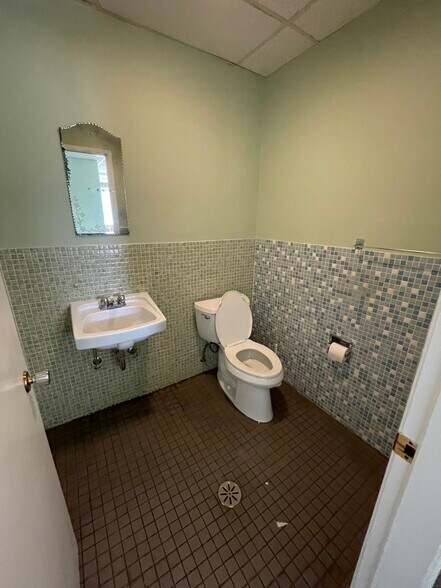 More Photos Of 913-915 Kalamalka Lake Rd, Vernon Office For Lease