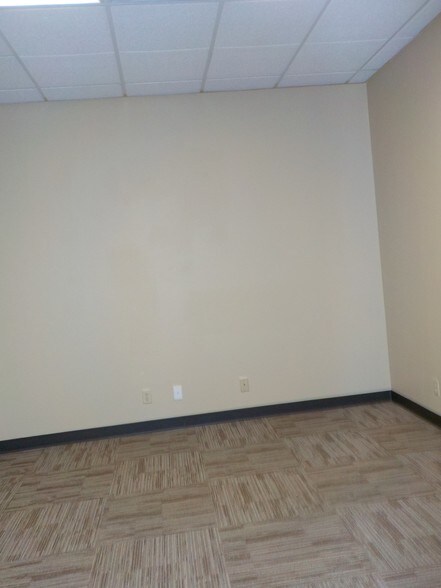 More Photos Of 3700 N 10th St, McAllen Office For Lease