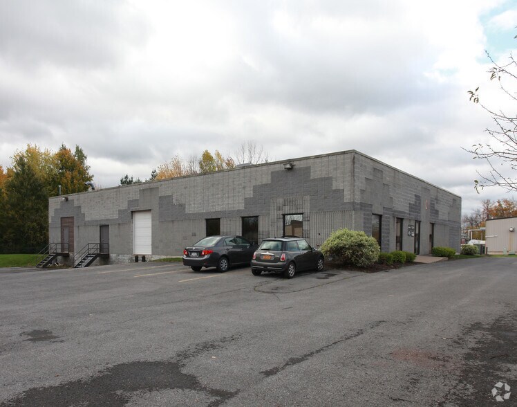 More Photos Of 200 Gateway Park Dr, Syracuse Warehouse For Lease