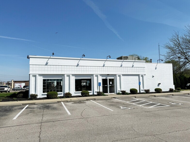 More Photos Of 2100 S Erie Blvd, Hamilton Fast Food For Lease