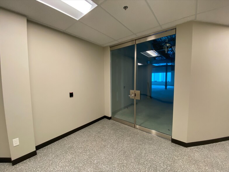 More Photos Of 1295 Cormorant Rd, Hamilton Showroom For Lease