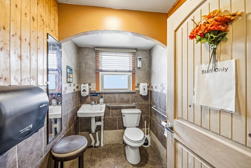 More Photos Of 1047 N 1st St, Montrose Office For Sale