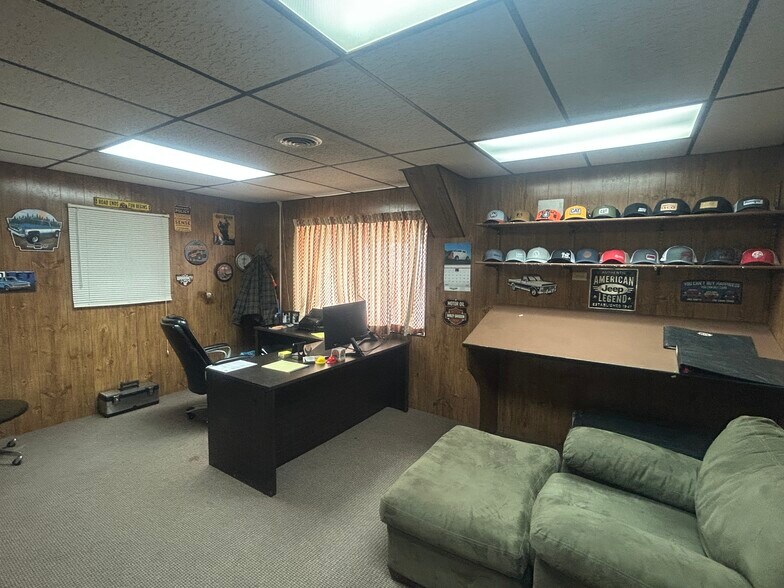 More Photos Of 1921 N Harrison Ave, Pocatello Flex For Sale