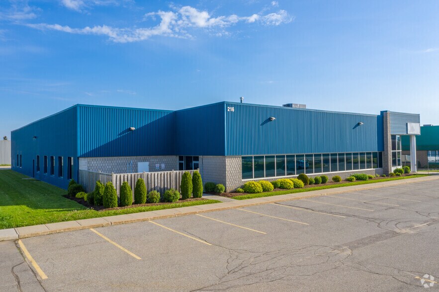 More Photos Of 216 Bathurst Dr, Waterloo Flex For Lease