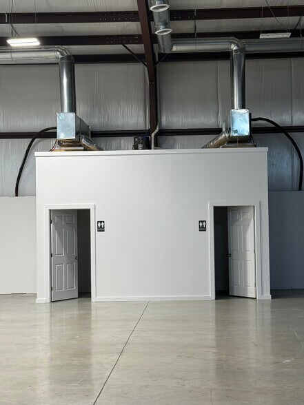More Photos Of 13013 Harmon Rd, Fort Worth Service For Lease