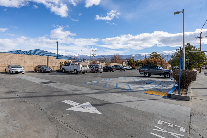 More Photos Of 400 N Main St, Bishop Storefront For Sale