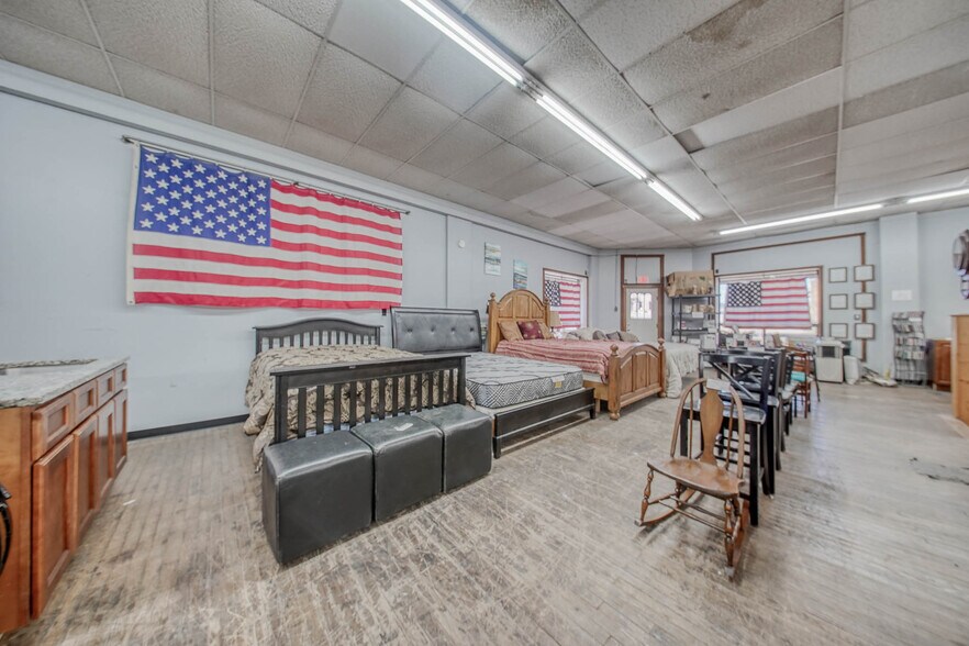 More Photos Of 105 E Walnut St, Houston Freestanding For Sale