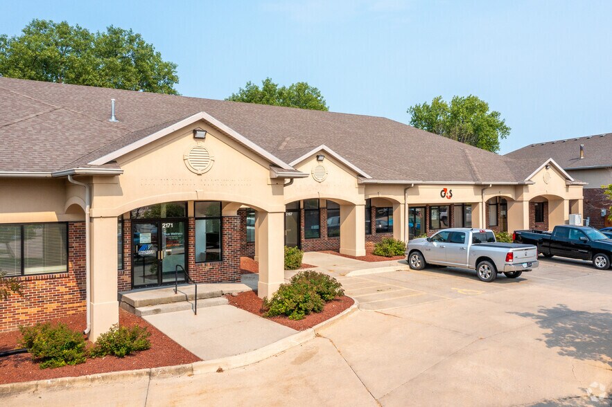 More Photos Of 2171 Grand Ave, West Des Moines Office For Lease