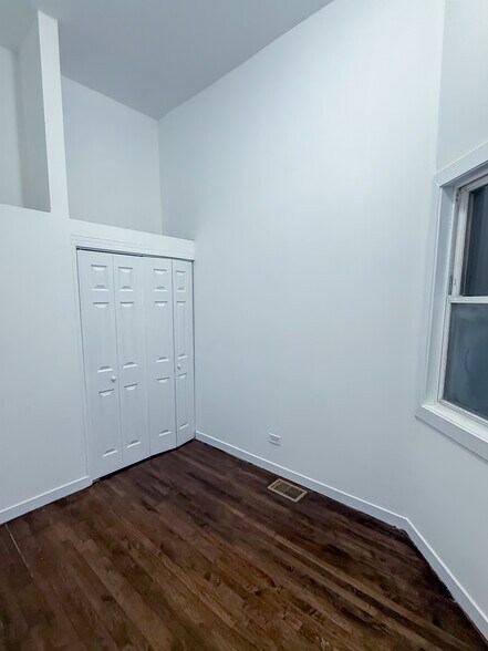 More Photos Of 8714 S Commercial Ave, Chicago Multifamily For Lease
