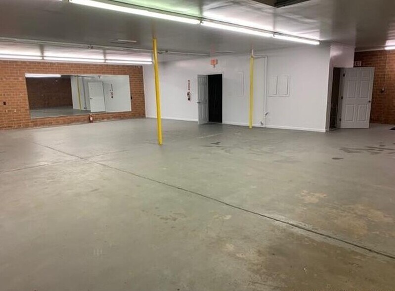More Photos Of 2978 Gillespie St, Fayetteville Flex For Lease