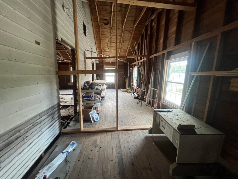 More Photos Of 380 S Main St, De Graff Light Manufacturing For Sale