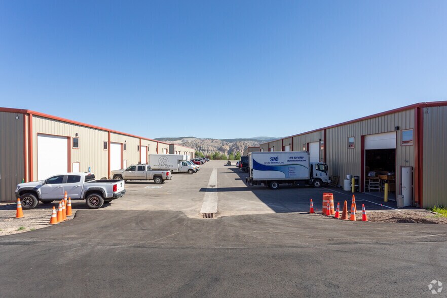 More Photos Of 707 Plane St, Gypsum Warehouse For Lease