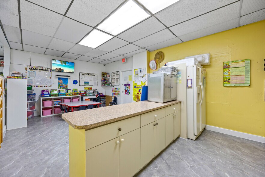 More Photos Of 9610-9632 Fontainebleau Blvd, Miami Storefront Retail Office For Sale