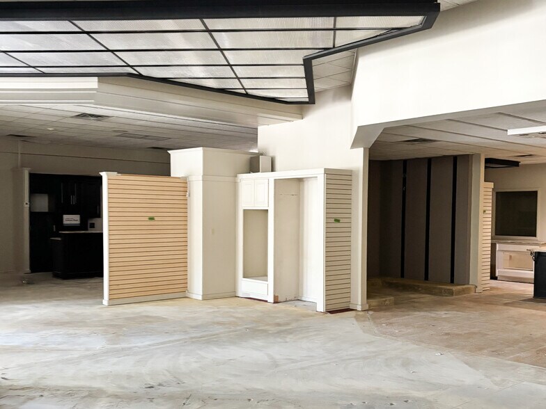 More Photos Of 7705 Quaker Ave, Lubbock Freestanding For Lease