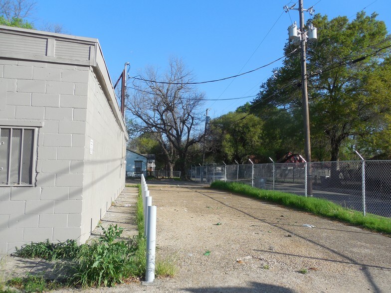 More Photos Of 3744 Dixon Ave, Dallas Freestanding For Lease