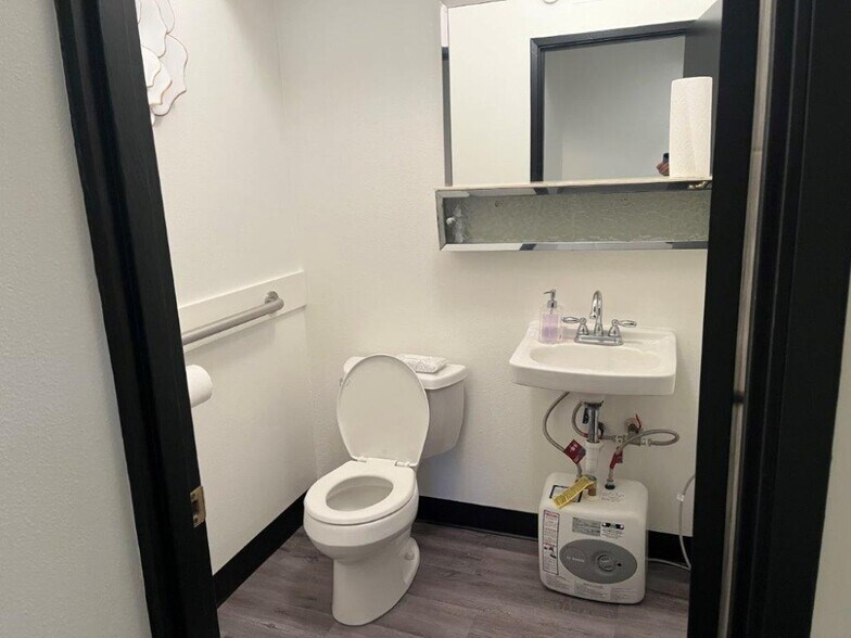 More Photos Of 716 E Main St, Othello Storefront Retail Office For Sale