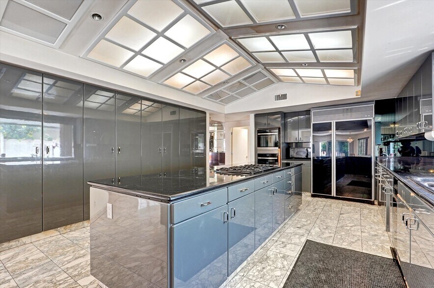 More Photos Of 4623 Hayvenhurst Ave, Encino Apartments For Sale