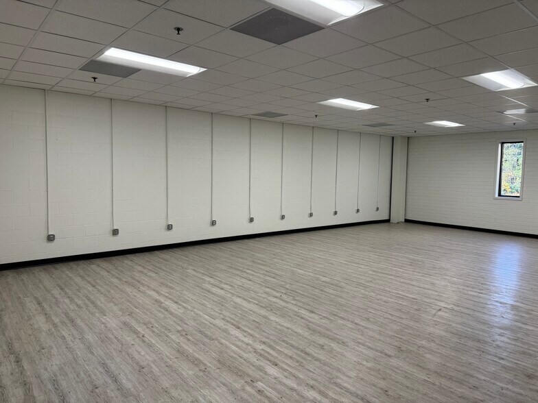 More Photos Of 7110 E Washington St, Mebane Distribution For Lease