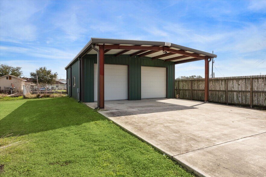 More Photos Of 3733 Rest Home Rd, Pearland Flex For Sale