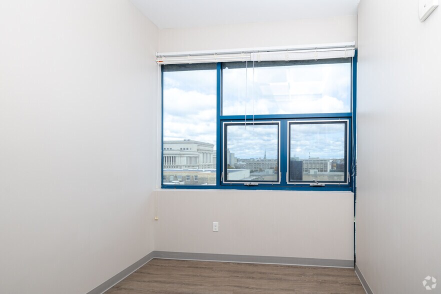 More Photos Of 735 W Wisconsin Ave, Milwaukee Apartments For Sale