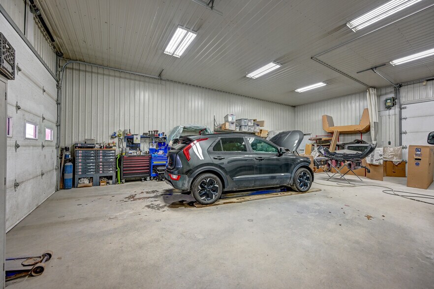 More Photos Of 11 Rue Notre-Dame, Berthierville Industrial For Sale