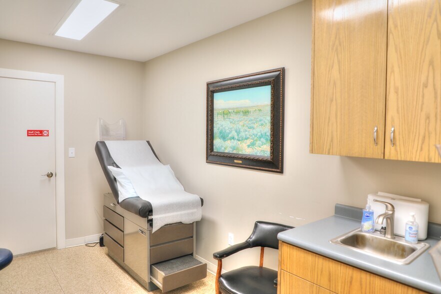 More Photos Of 1892 W US Highway 290, Fredericksburg Medical For Sale