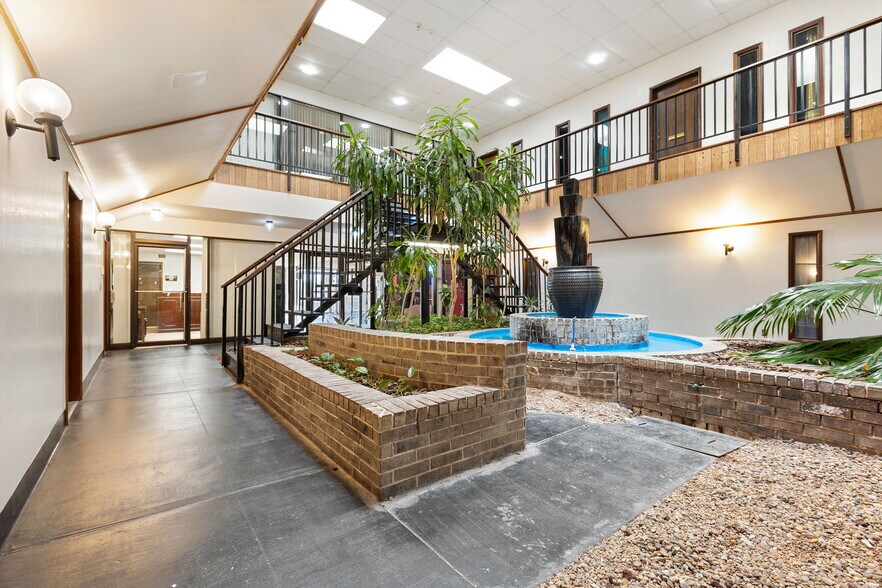 More Photos Of 1900 N Macarthur Blvd, Oklahoma City Office For Sale