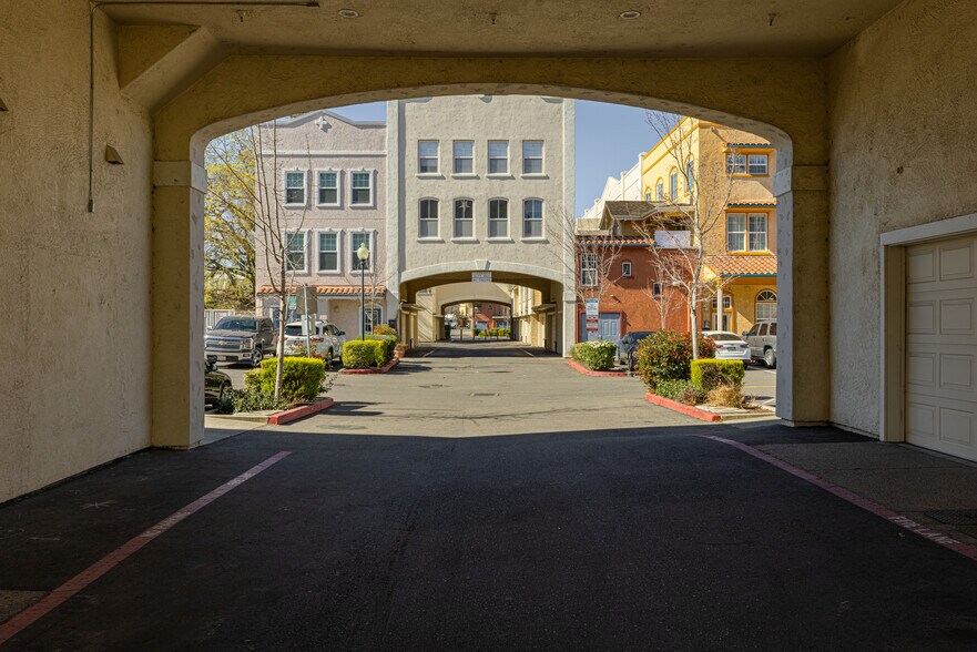 More Photos Of 220 Windsor River Rd, Windsor Apartments For Sale