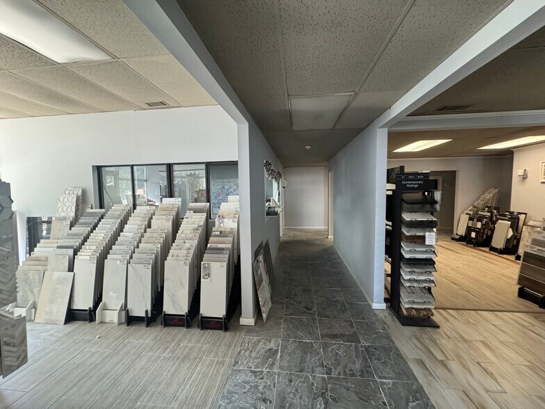 More Photos Of 1460 Bay St W, Savannah Showroom For Lease