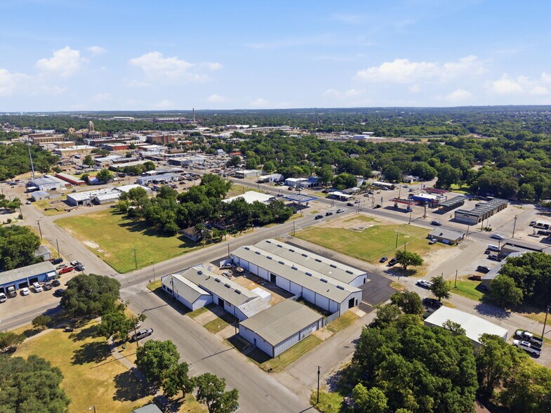 More Photos Of 201 W Westhill Dr, Cleburne Warehouse For Lease