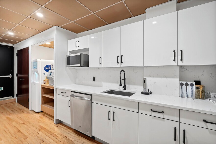 More Photos Of 35 W 36th St, New York Office For Sale