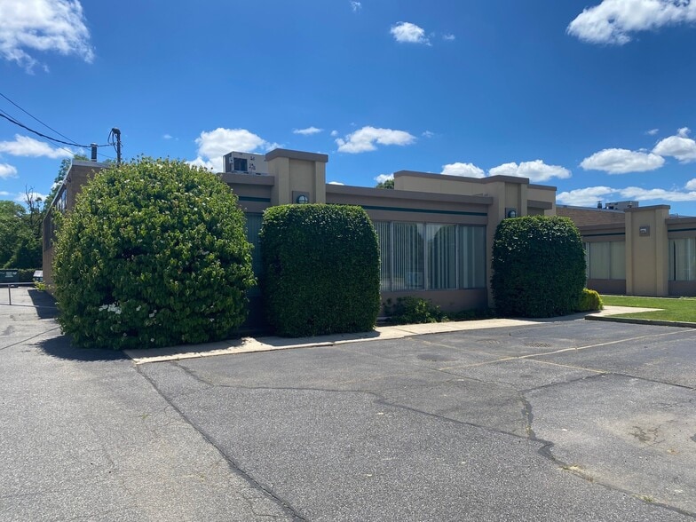 More Photos Of 63-65 Austin Blvd, Commack Warehouse For Lease