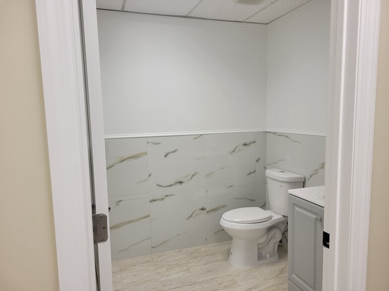 More Photos Of 160 Commack Rd, Commack Medical For Lease