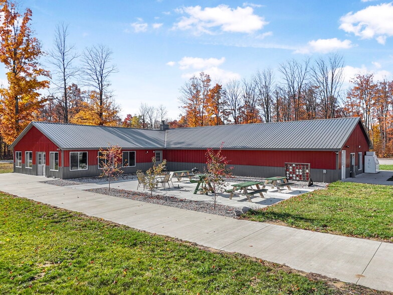 More Photos Of 10422 Cadillac Hwy, Thompsonville Hotel For Sale