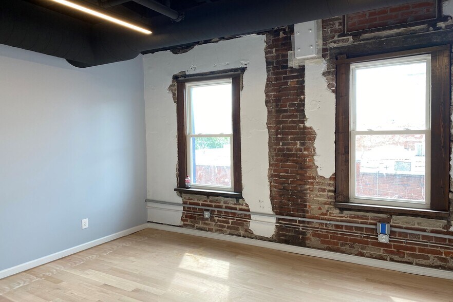 More Photos Of 161 N Limestone, Lexington Office For Sale