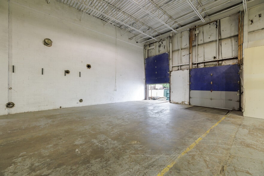 More Photos Of 16791-16821 Boul Hymus, Kirkland Warehouse For Lease