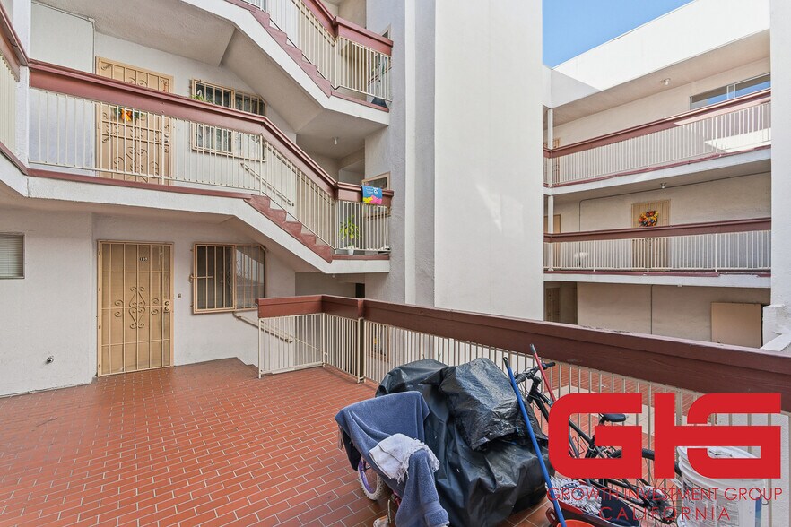 More Photos Of 939 W College St, Los Angeles Apartments For Sale