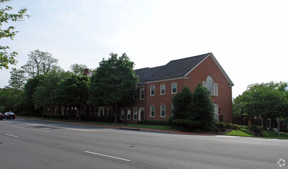 More Photos Of 4151-4165 Chain Bridge Rd, Fairfax Office For Lease
