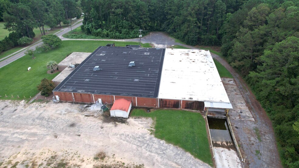 More Photos Of 235 S Hampton Ave, Johnsonville Warehouse For Sale