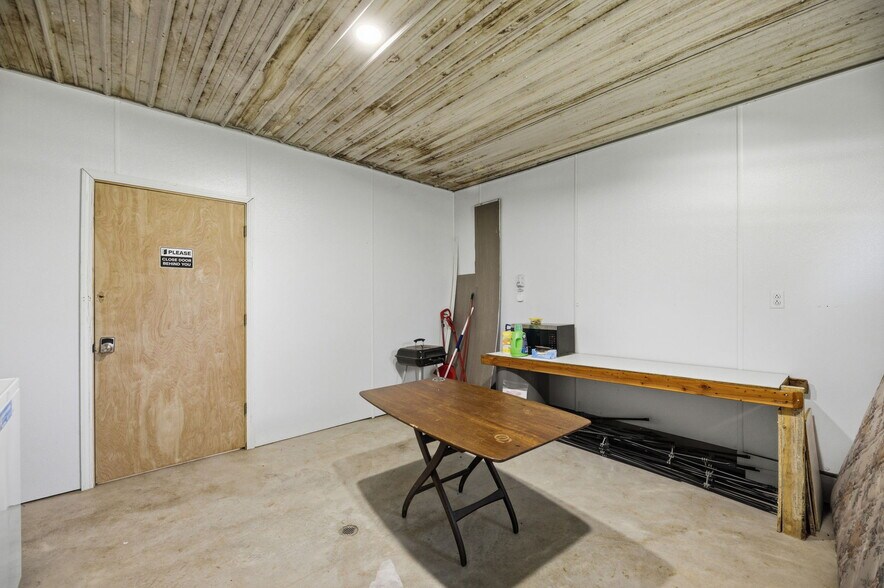 More Photos Of 74 2nd St, Moran Trailer Camper Park For Sale