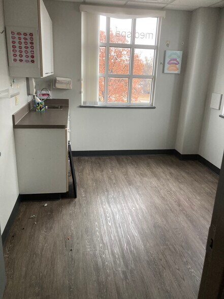 More Photos Of 3510 Clinton Pl, Lawrence Medical For Lease