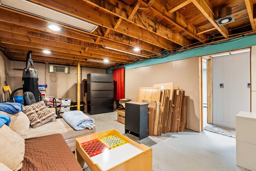 More Photos Of 25 Beacon St, Amesbury Showroom For Sale