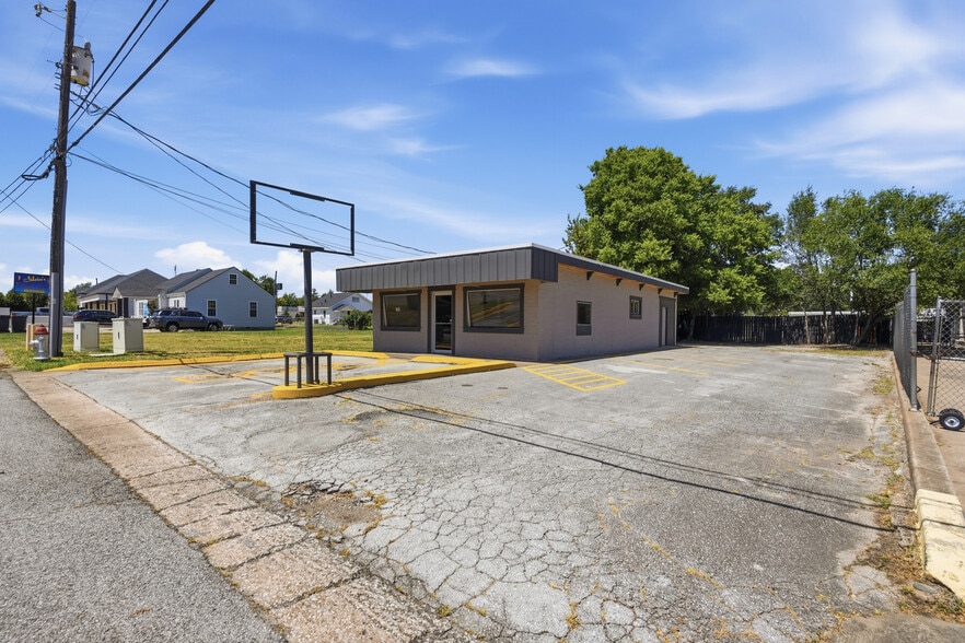 More Photos Of 704 W Meadow Ave, Springdale Office For Lease