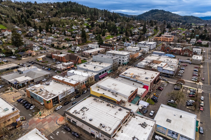More Photos Of 622-630 SE Jackson St, Roseburg Storefront For Sale