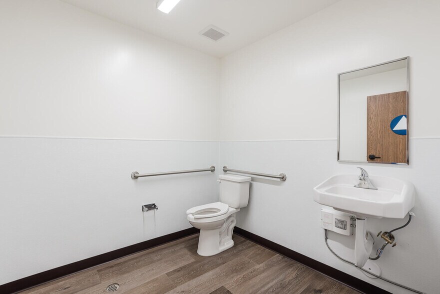 More Photos Of 13755-13761 Saticoy St, Panorama City Warehouse For Lease
